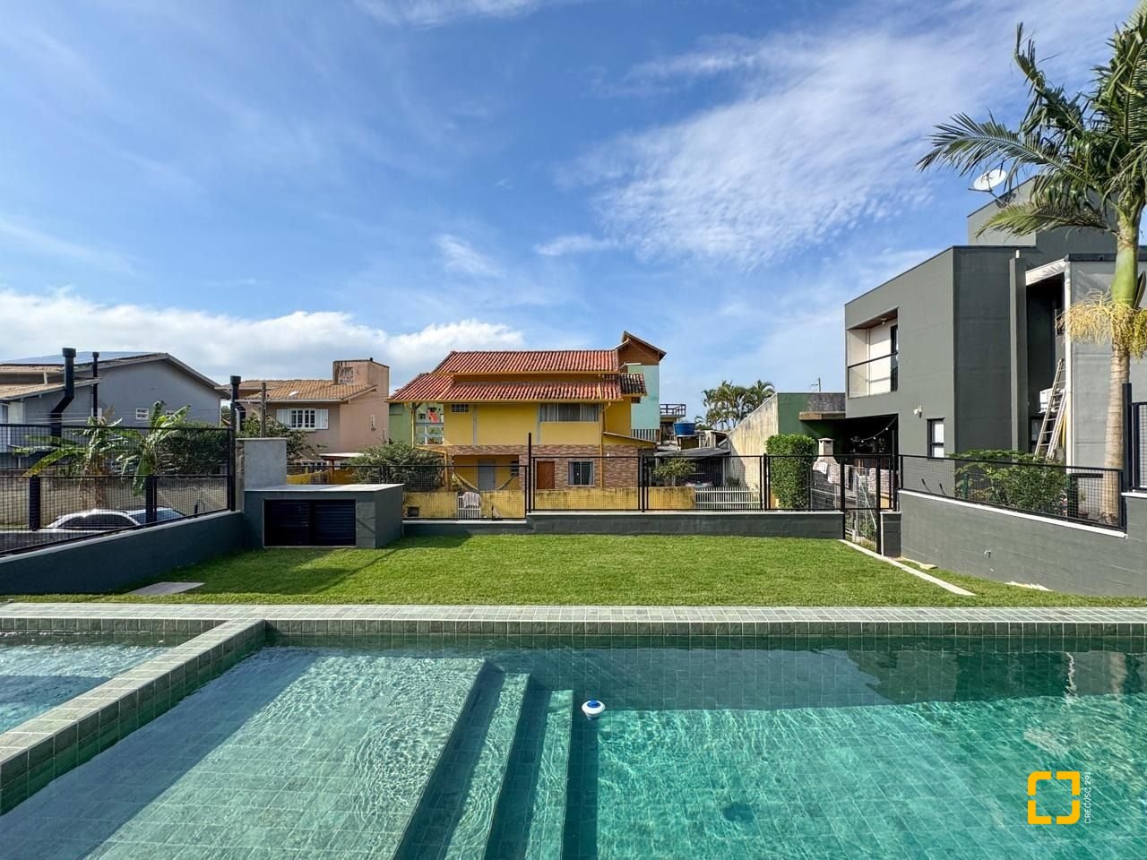 Casa com 333m², 7 quartos (sendo 3 suítes), 2 garagens, no bairro Campeche em Florianópolis