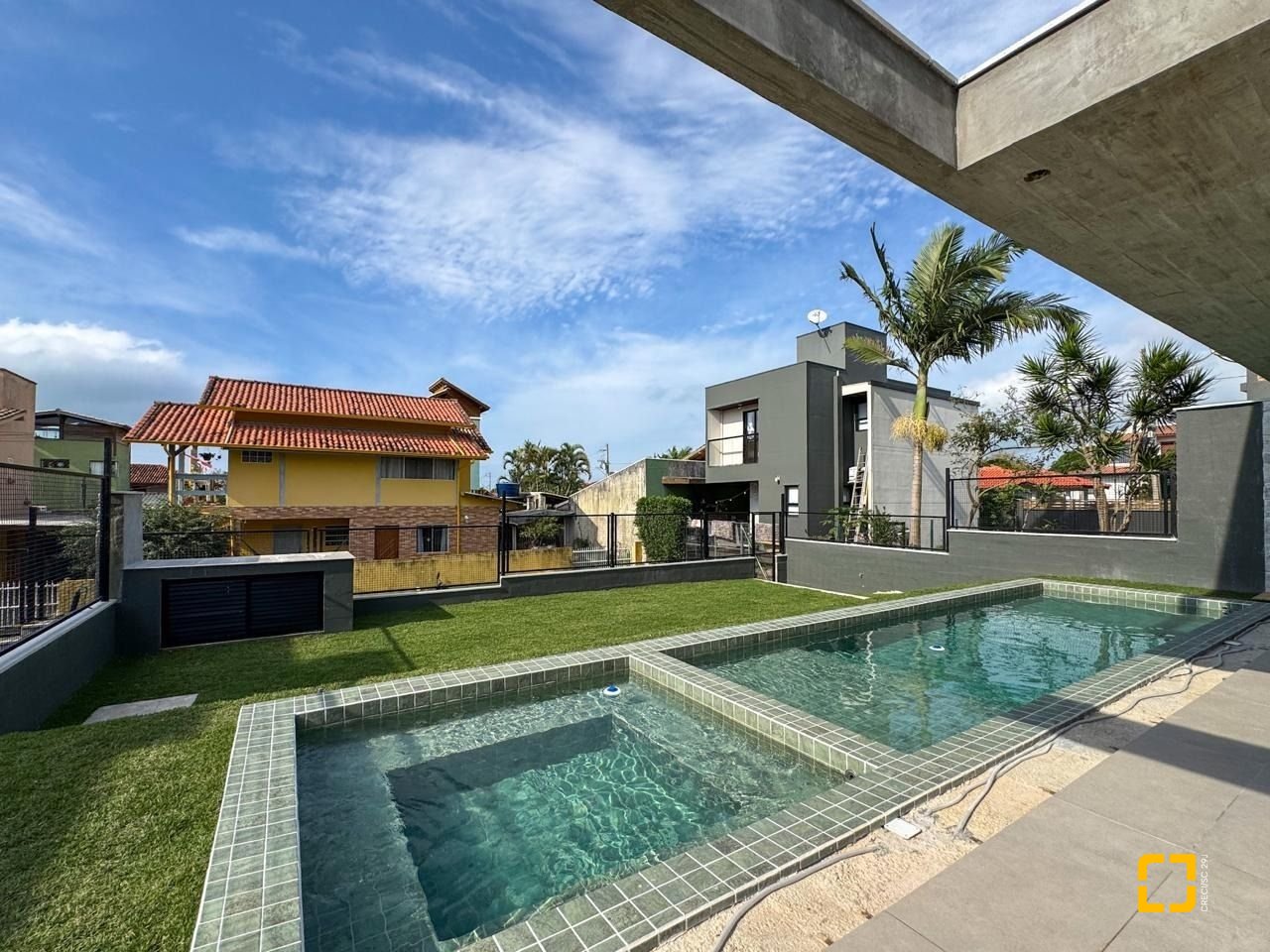 Casa com 333m², 7 quartos (sendo 3 suítes), 2 garagens, no bairro Campeche em Florianópolis