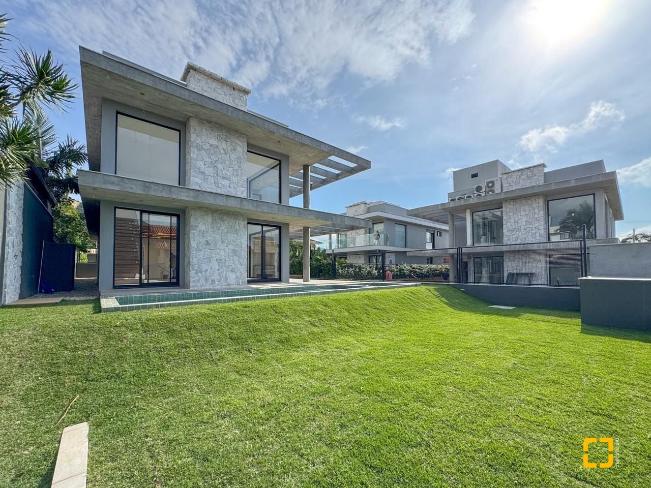 Casa com 333m², 7 quartos (sendo 3 suítes), 2 garagens, no bairro Campeche em Florianópolis