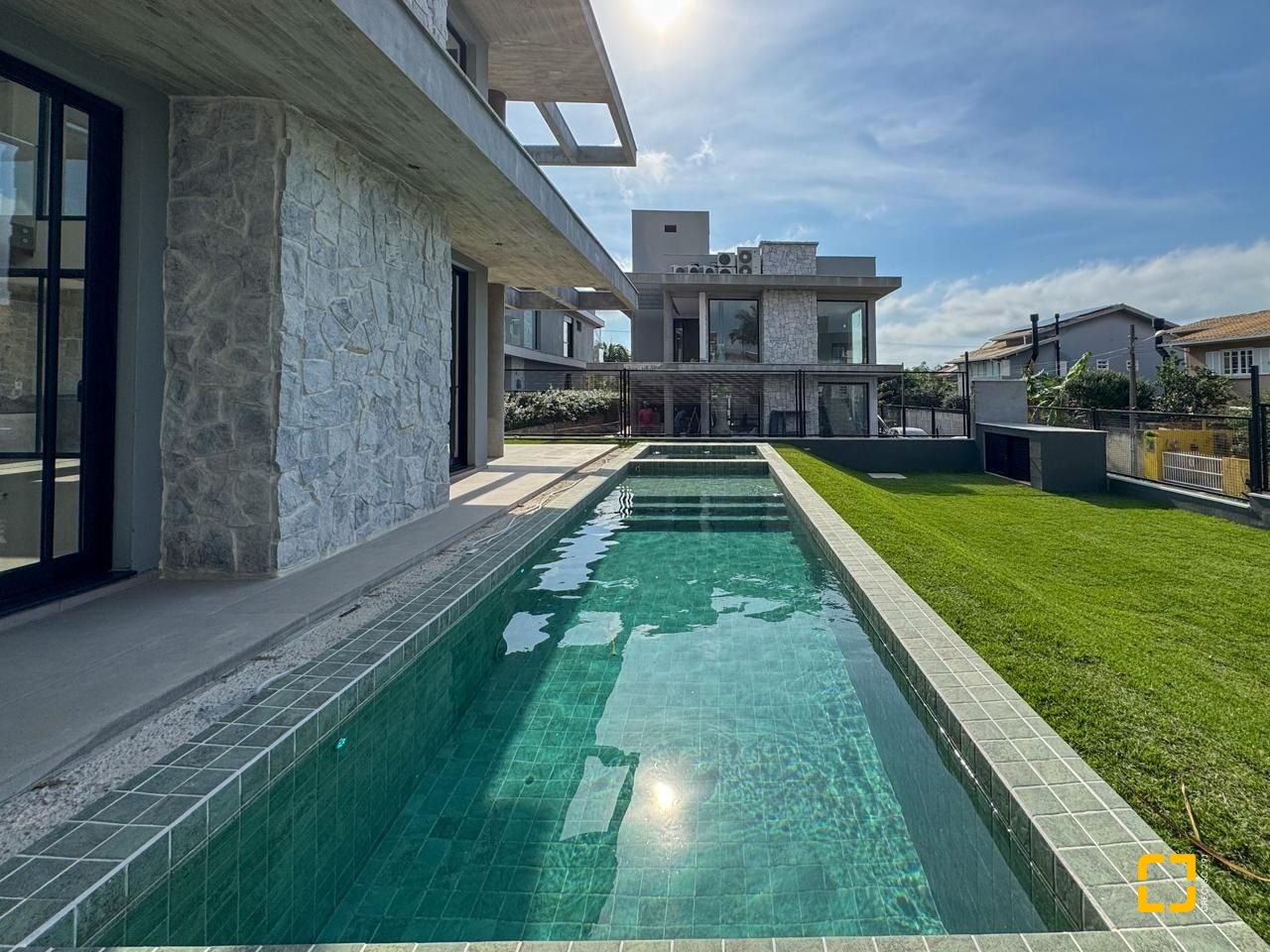 Casa com 333m², 7 quartos (sendo 3 suítes), 2 garagens, no bairro Campeche em Florianópolis