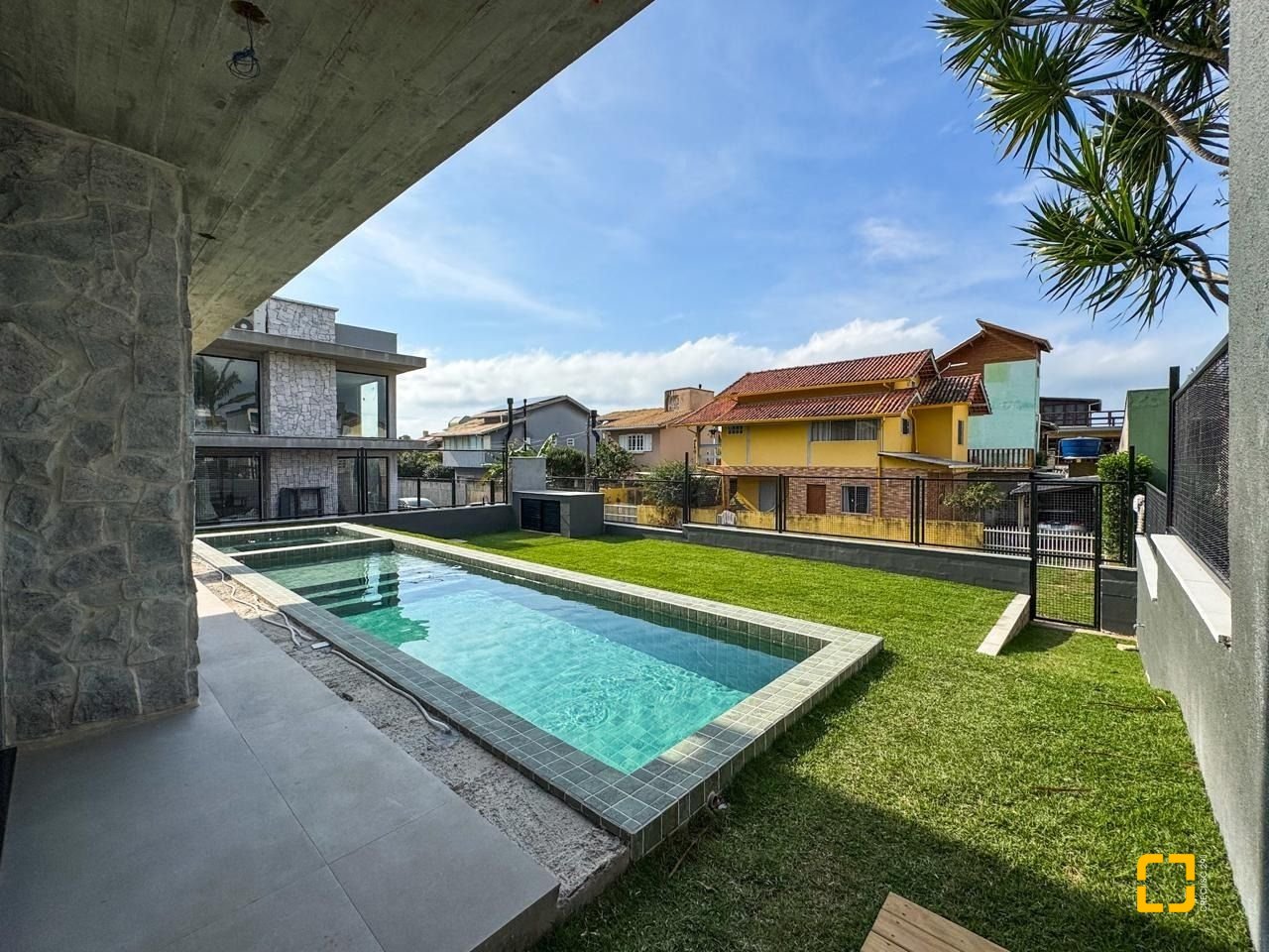 Casa com 333m², 7 quartos (sendo 3 suítes), 2 garagens, no bairro Campeche em Florianópolis