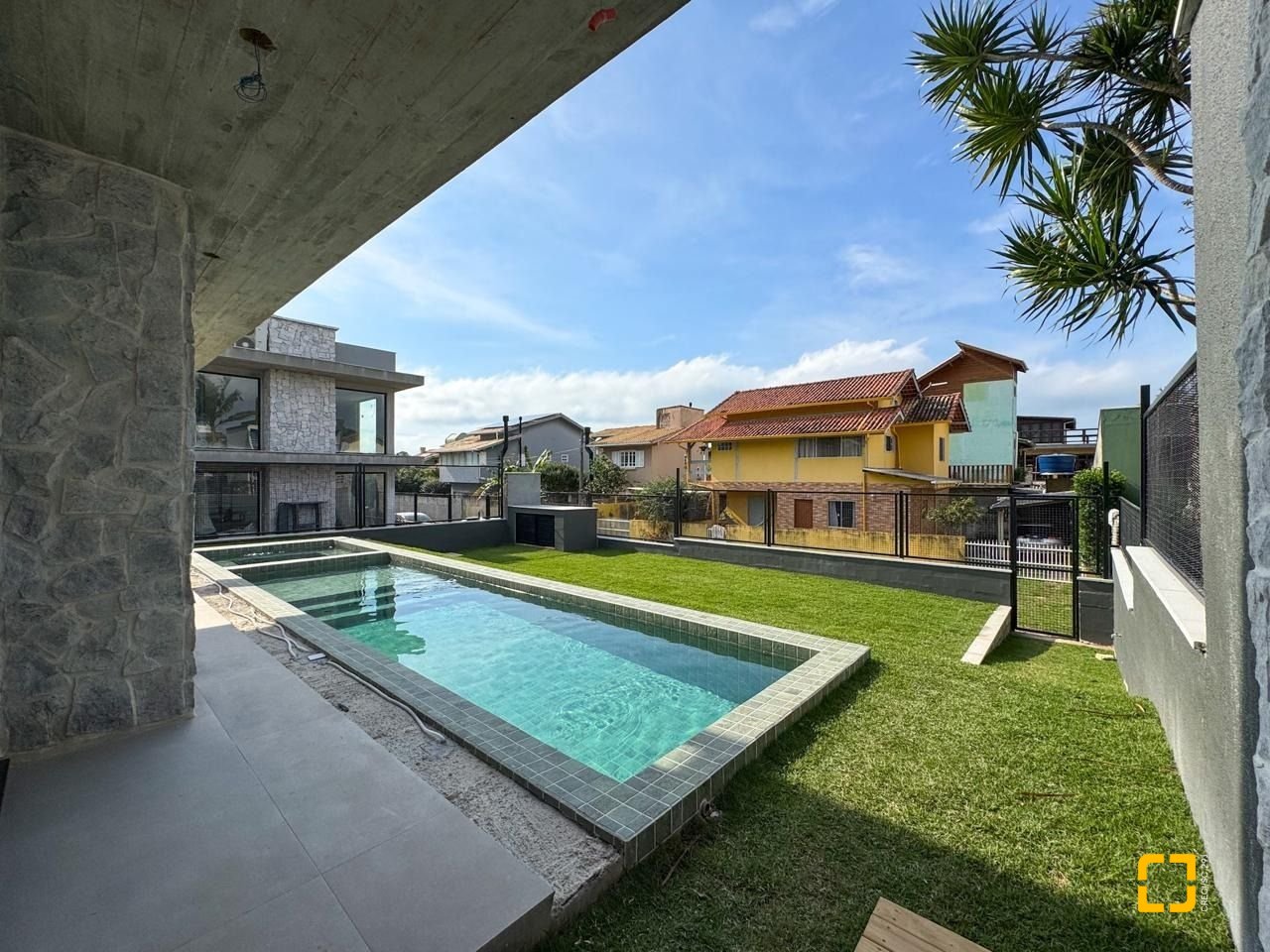 Casa com 333m², 7 quartos (sendo 3 suítes), 2 garagens, no bairro Campeche em Florianópolis