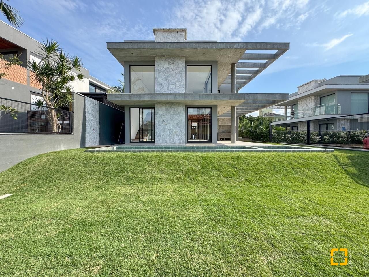 Casa com 333m², 7 quartos (sendo 3 suítes), 2 garagens, no bairro Campeche em Florianópolis