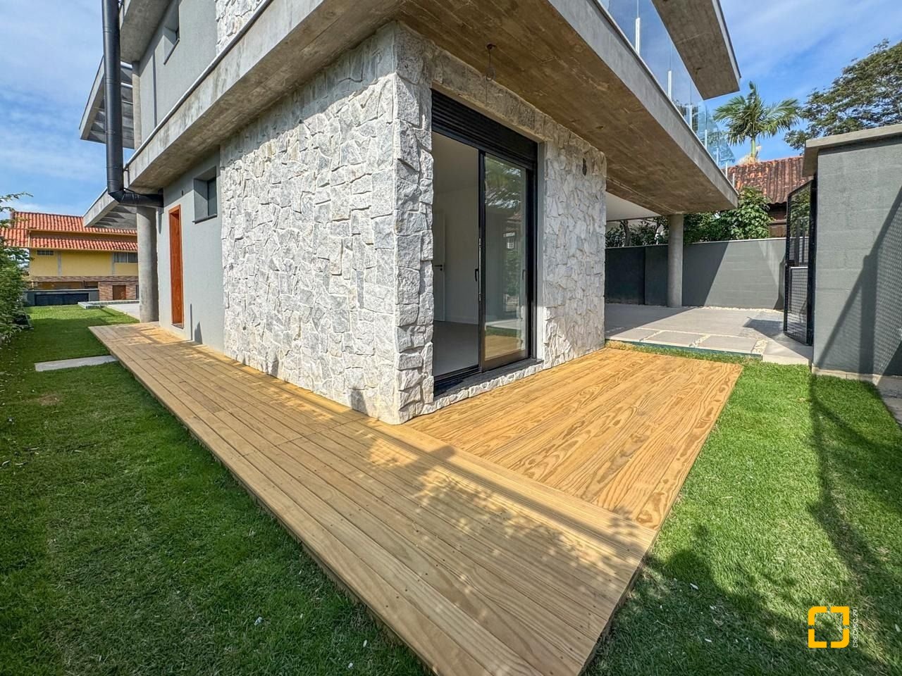 Casa com 333m², 7 quartos (sendo 3 suítes), 2 garagens, no bairro Campeche em Florianópolis