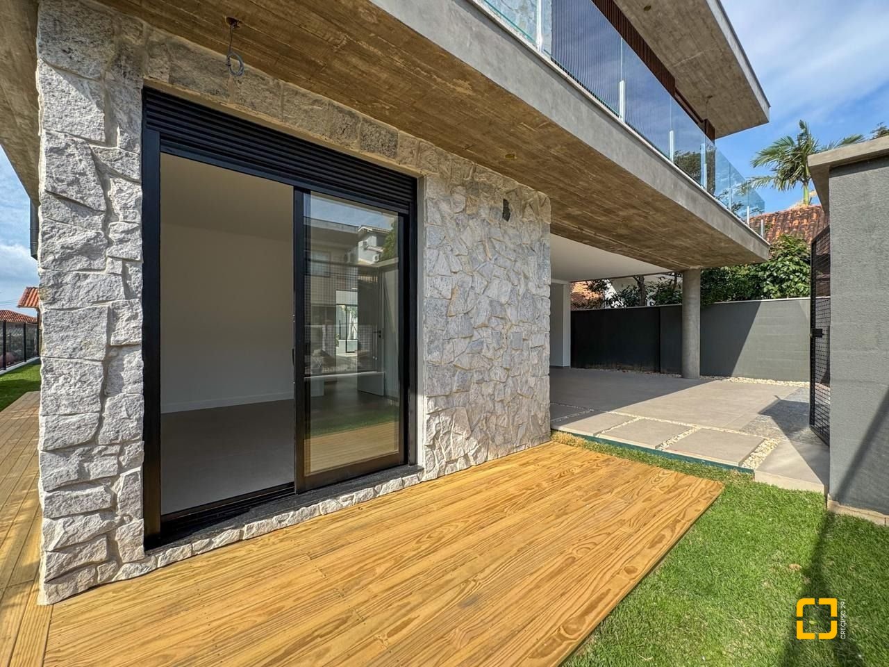 Casa com 333m², 7 quartos (sendo 3 suítes), 2 garagens, no bairro Campeche em Florianópolis