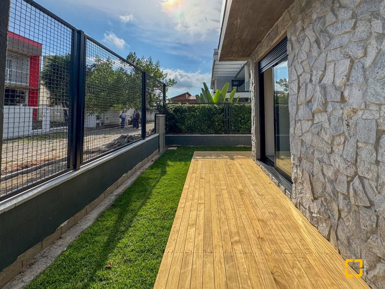 Casa com 333m², 7 quartos (sendo 3 suítes), 2 garagens, no bairro Campeche em Florianópolis