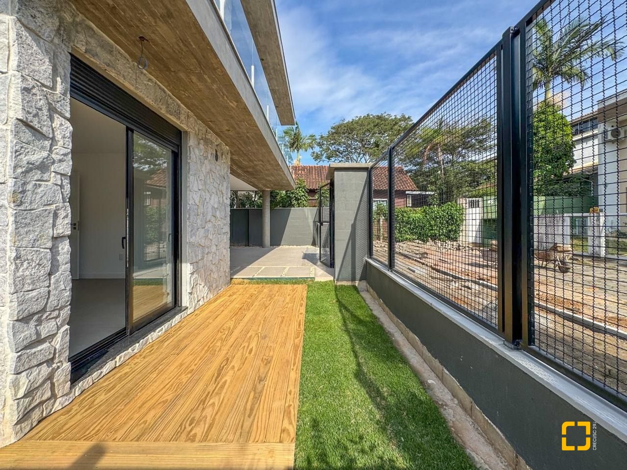 Casa com 333m², 7 quartos (sendo 3 suítes), 2 garagens, no bairro Campeche em Florianópolis