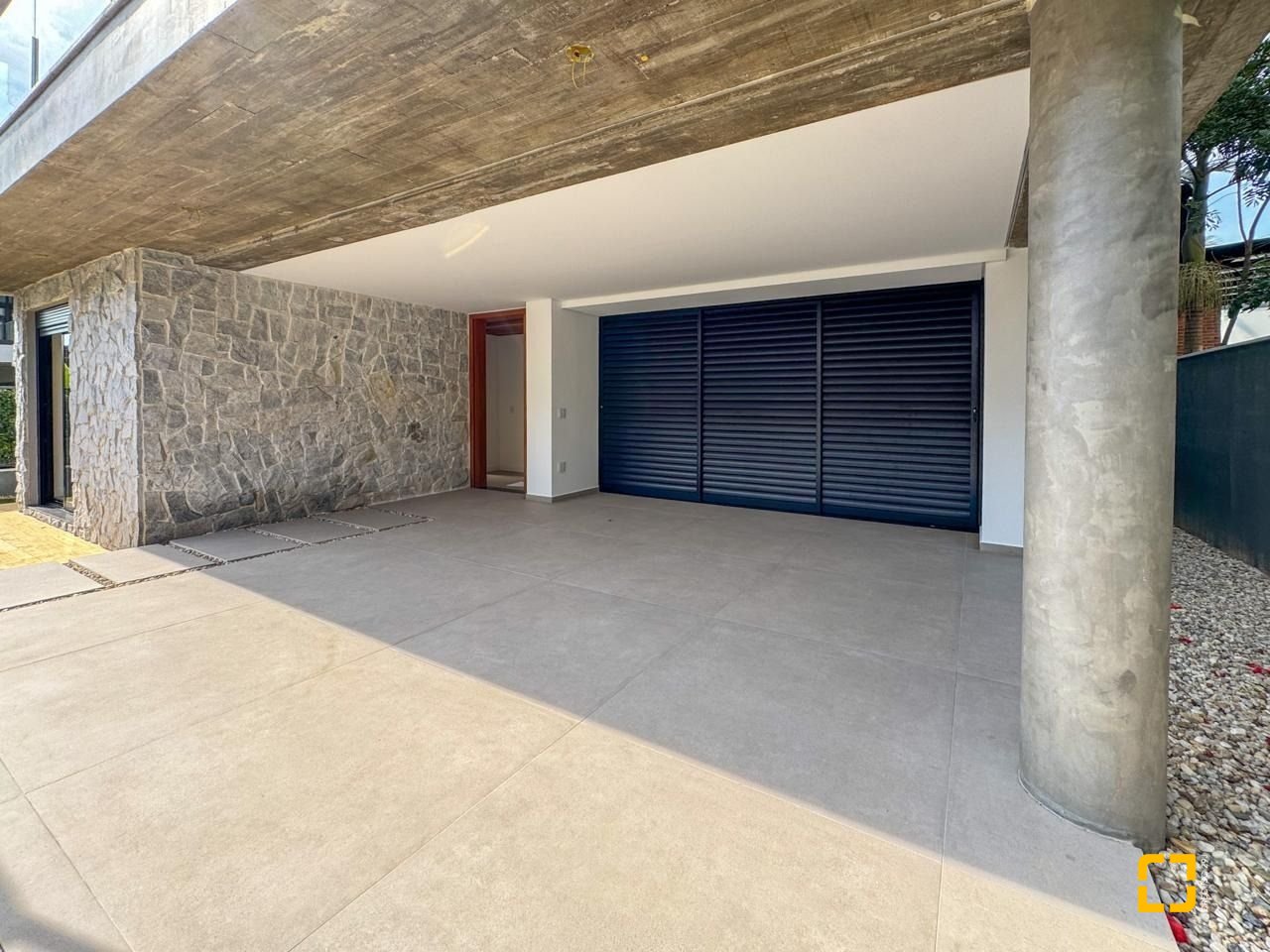 Casa com 333m², 7 quartos (sendo 3 suítes), 2 garagens, no bairro Campeche em Florianópolis