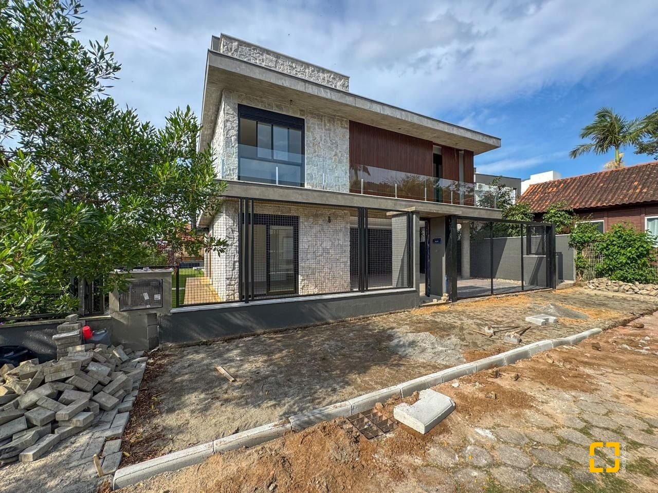 Casa com 333m², 7 quartos (sendo 3 suítes), 2 garagens, no bairro Campeche em Florianópolis