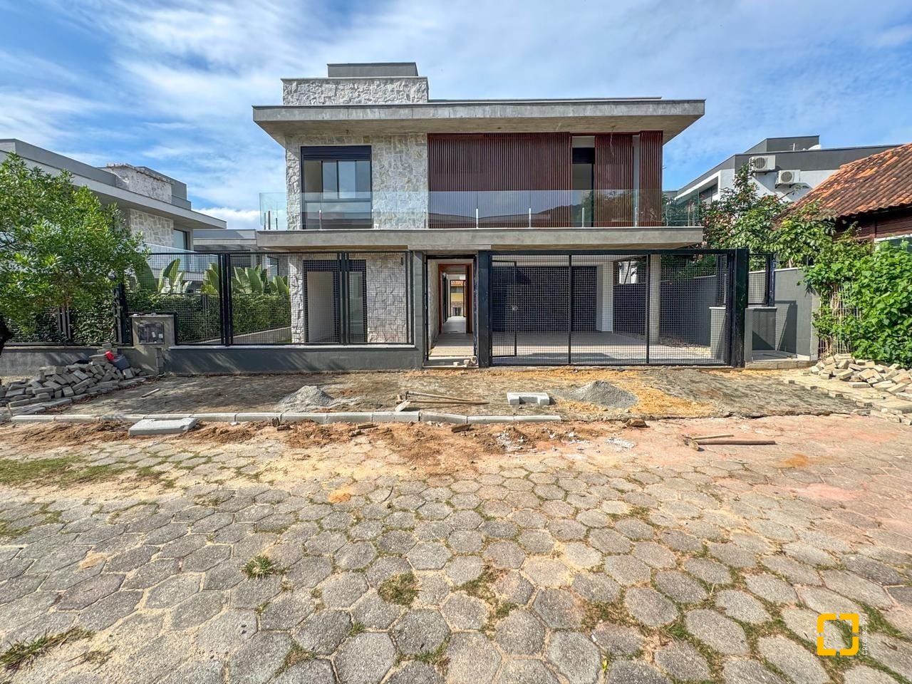 Casa com 333m², 7 quartos (sendo 3 suítes), 2 garagens, no bairro Campeche em Florianópolis