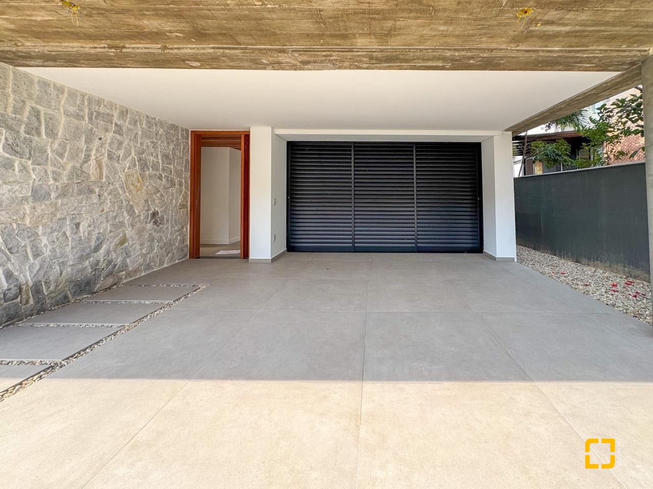 Casa com 333m², 7 quartos (sendo 3 suítes), 2 garagens, no bairro Campeche em Florianópolis
