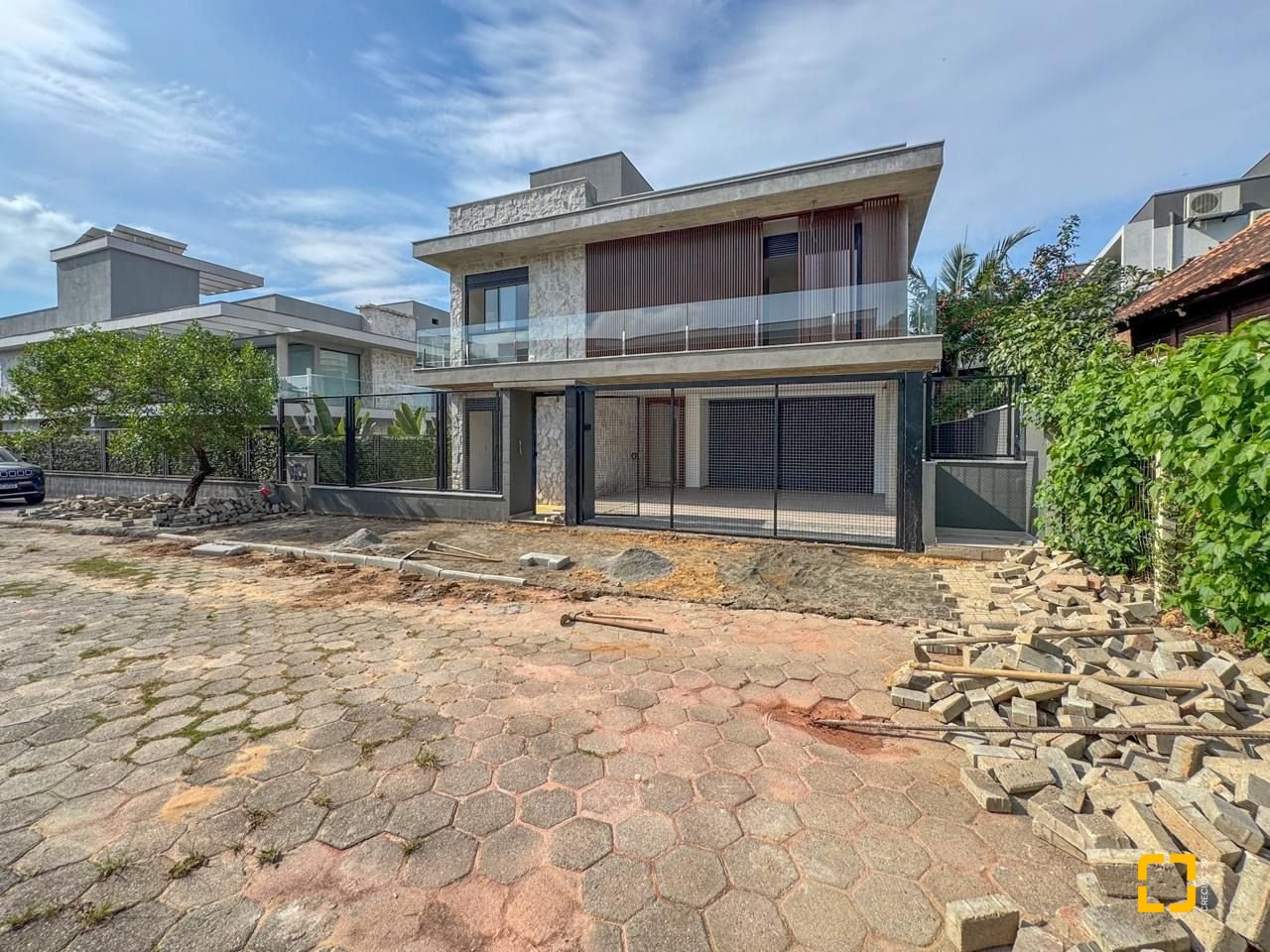 Casa com 333m², 7 quartos (sendo 3 suítes), 2 garagens, no bairro Campeche em Florianópolis