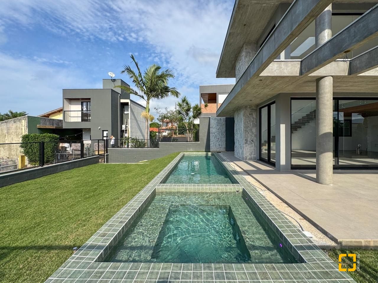 Casa com 333m², 7 quartos (sendo 3 suítes), 2 garagens, no bairro Campeche em Florianópolis