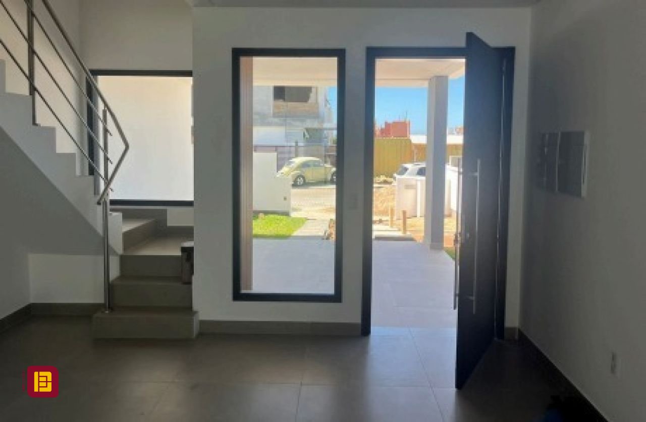 Casa com 154m², 4 quartos (sendo 1 suíte), 2 garagens, no bairro Ribeirão da Ilha em Florianópolis