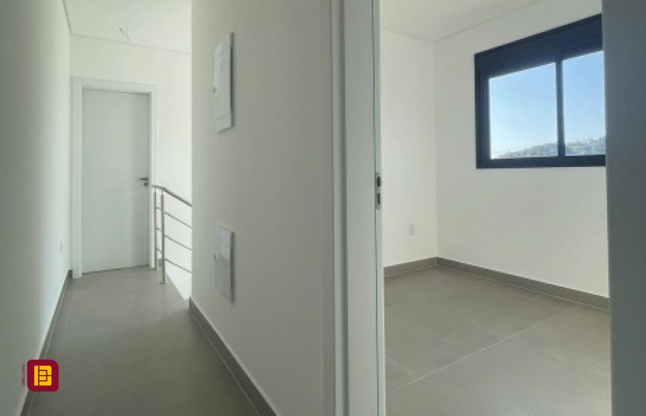 Casa com 154m², 4 quartos (sendo 1 suíte), 2 garagens, no bairro Ribeirão da Ilha em Florianópolis