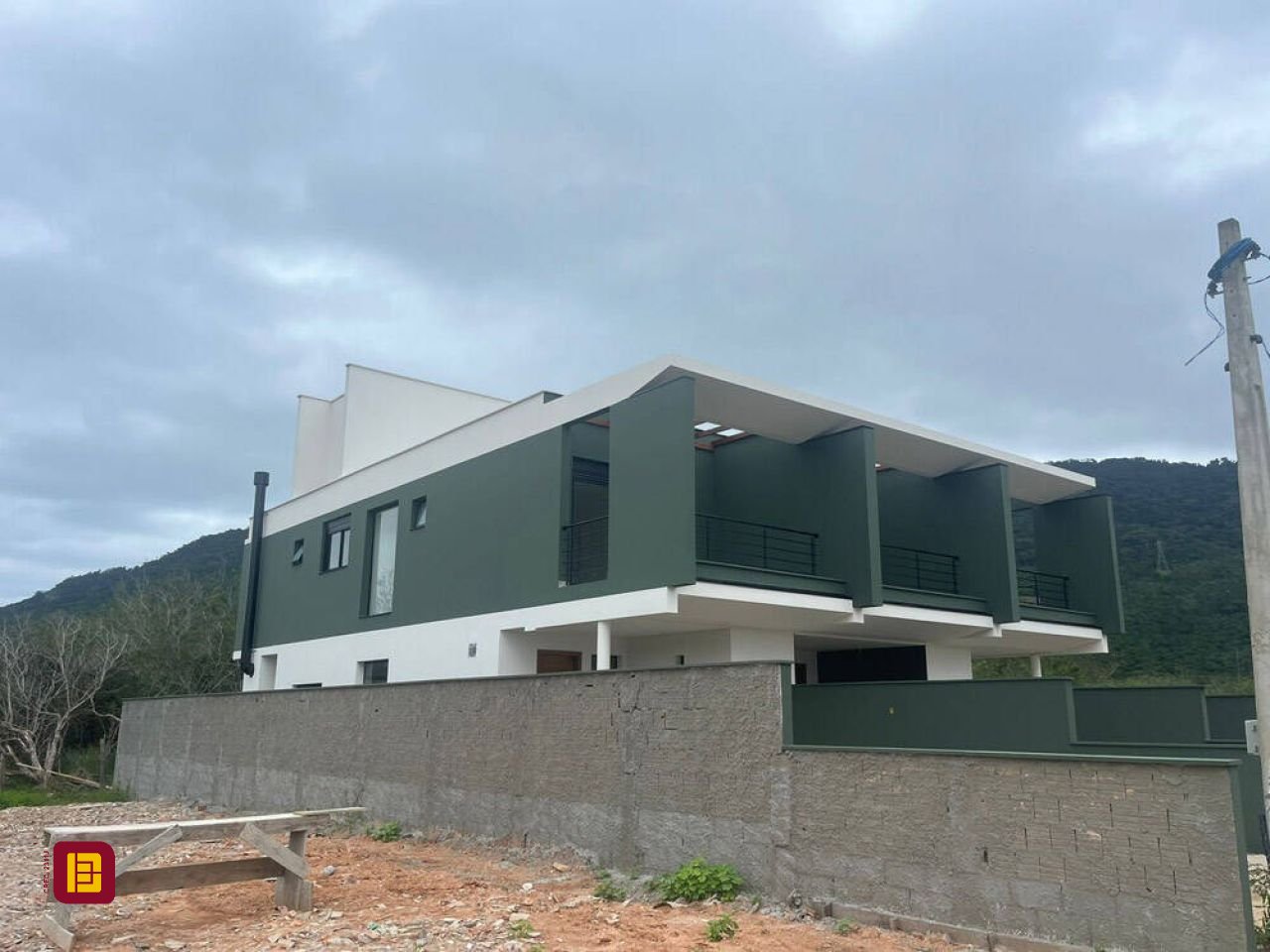 Casa com 154m², 4 quartos (sendo 1 suíte), 2 garagens, no bairro Ribeirão da Ilha em Florianópolis
