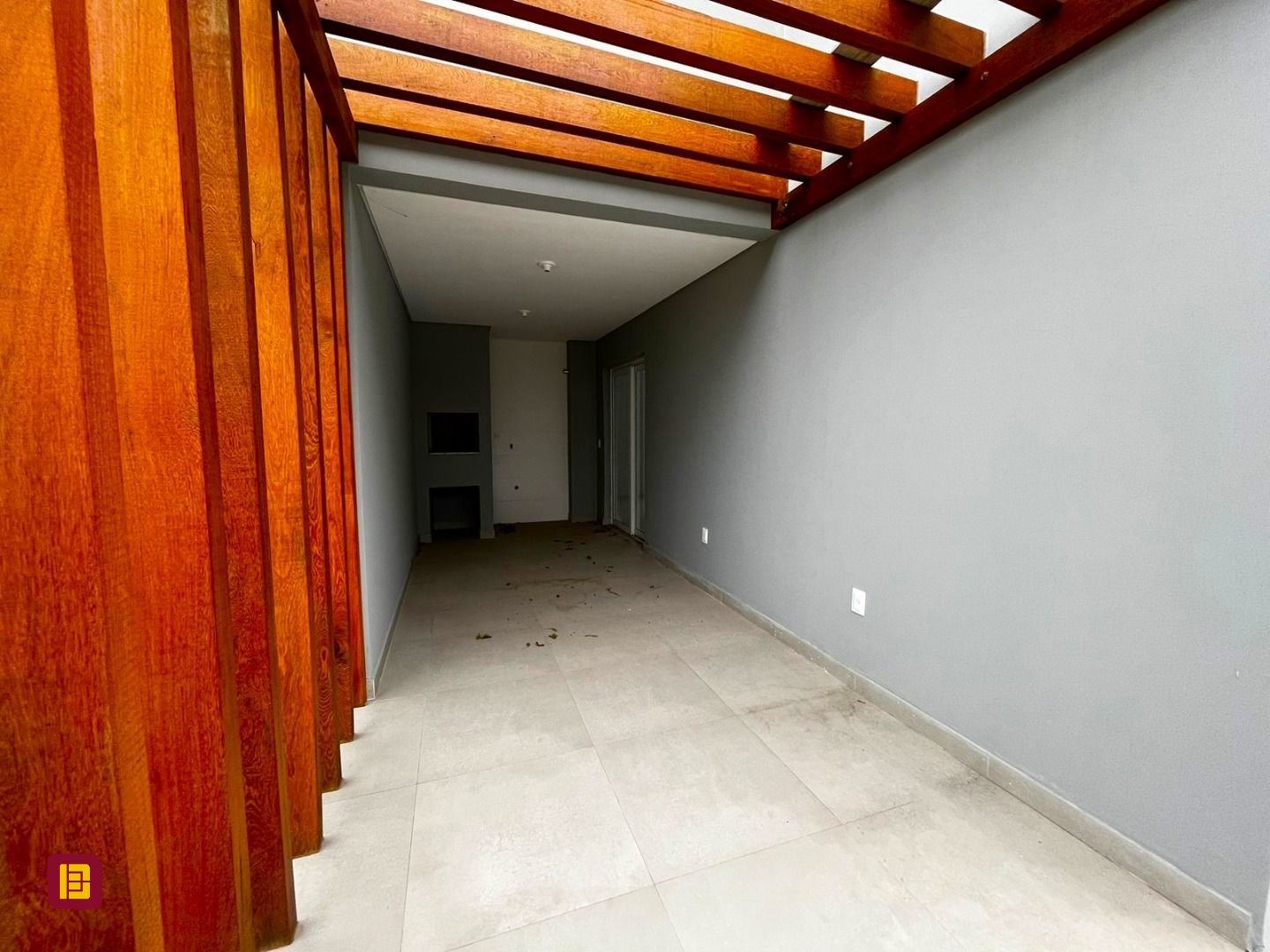 Casa com 112m², 4 quartos (sendo 1 suíte), 2 garagens, no bairro Rio Tavares em Florianópolis