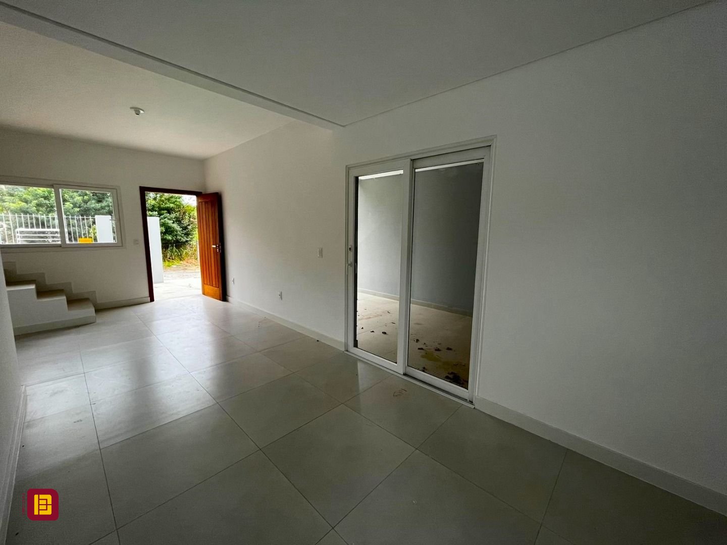 Casa com 112m², 4 quartos (sendo 1 suíte), 2 garagens, no bairro Rio Tavares em Florianópolis