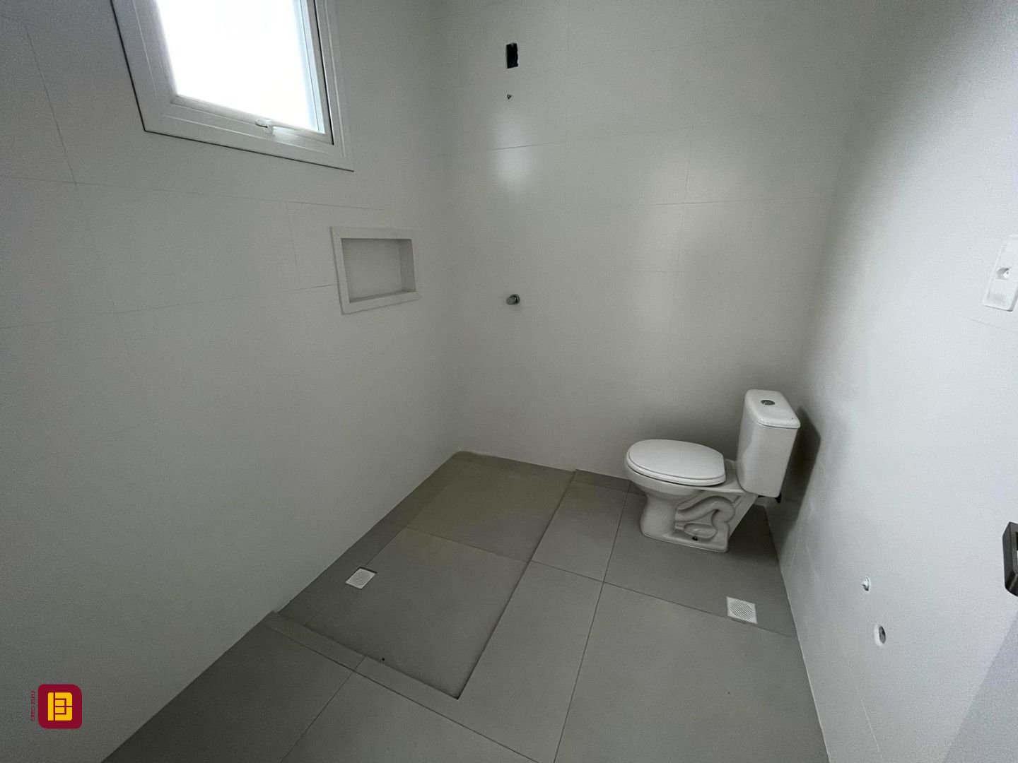 Casa com 112m², 4 quartos (sendo 1 suíte), 2 garagens, no bairro Rio Tavares em Florianópolis