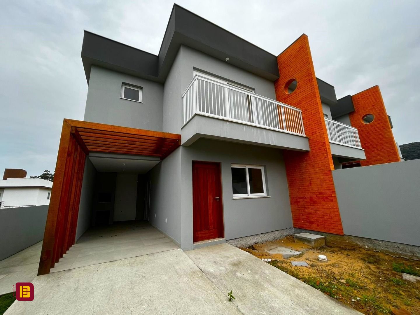 Casa com 112m², 4 quartos (sendo 1 suíte), 2 garagens, no bairro Rio Tavares em Florianópolis
