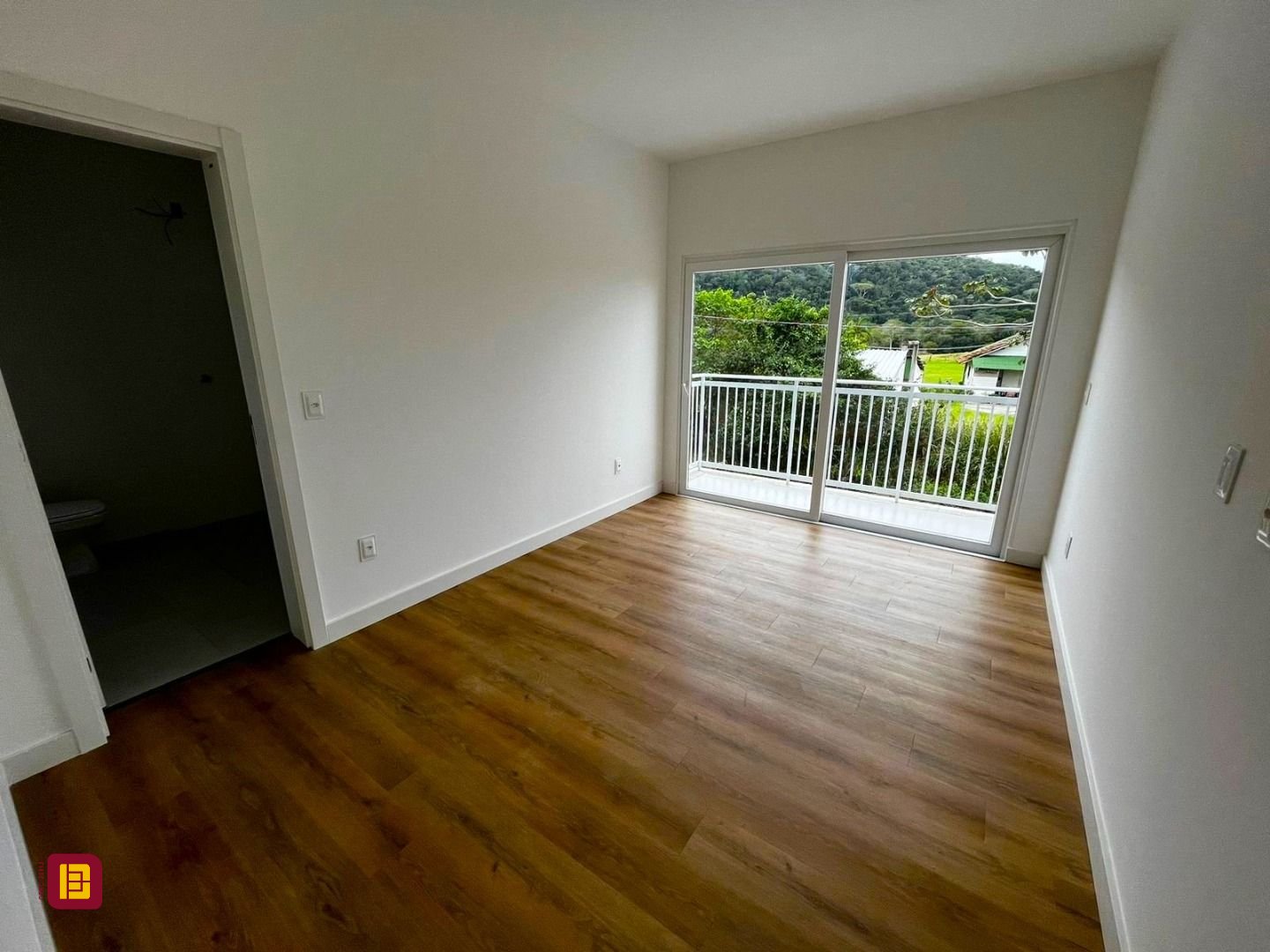 Casa com 118m², 3 quartos (sendo 1 suíte), 2 garagens, no bairro Rio Tavares em Florianópolis