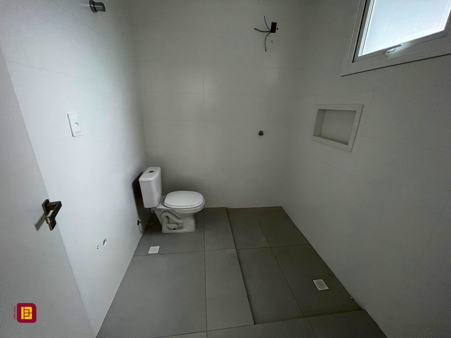 Casa com 118m², 3 quartos (sendo 1 suíte), 2 garagens, no bairro Rio Tavares em Florianópolis
