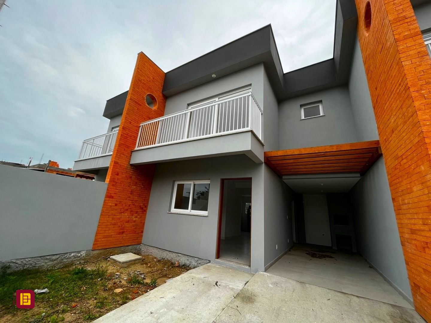 Casa com 118m², 4 quartos (sendo 1 suíte), 2 garagens, no bairro Rio Tavares em Florianópolis