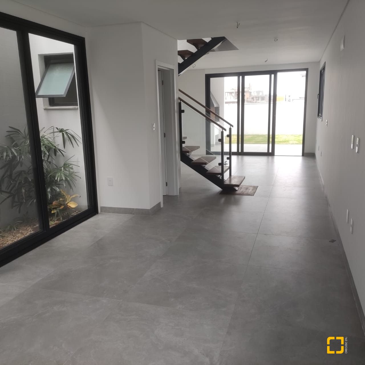 Casa com 162m², 6 quartos (sendo 3 suítes), 2 garagens, no bairro Campeche em Florianópolis