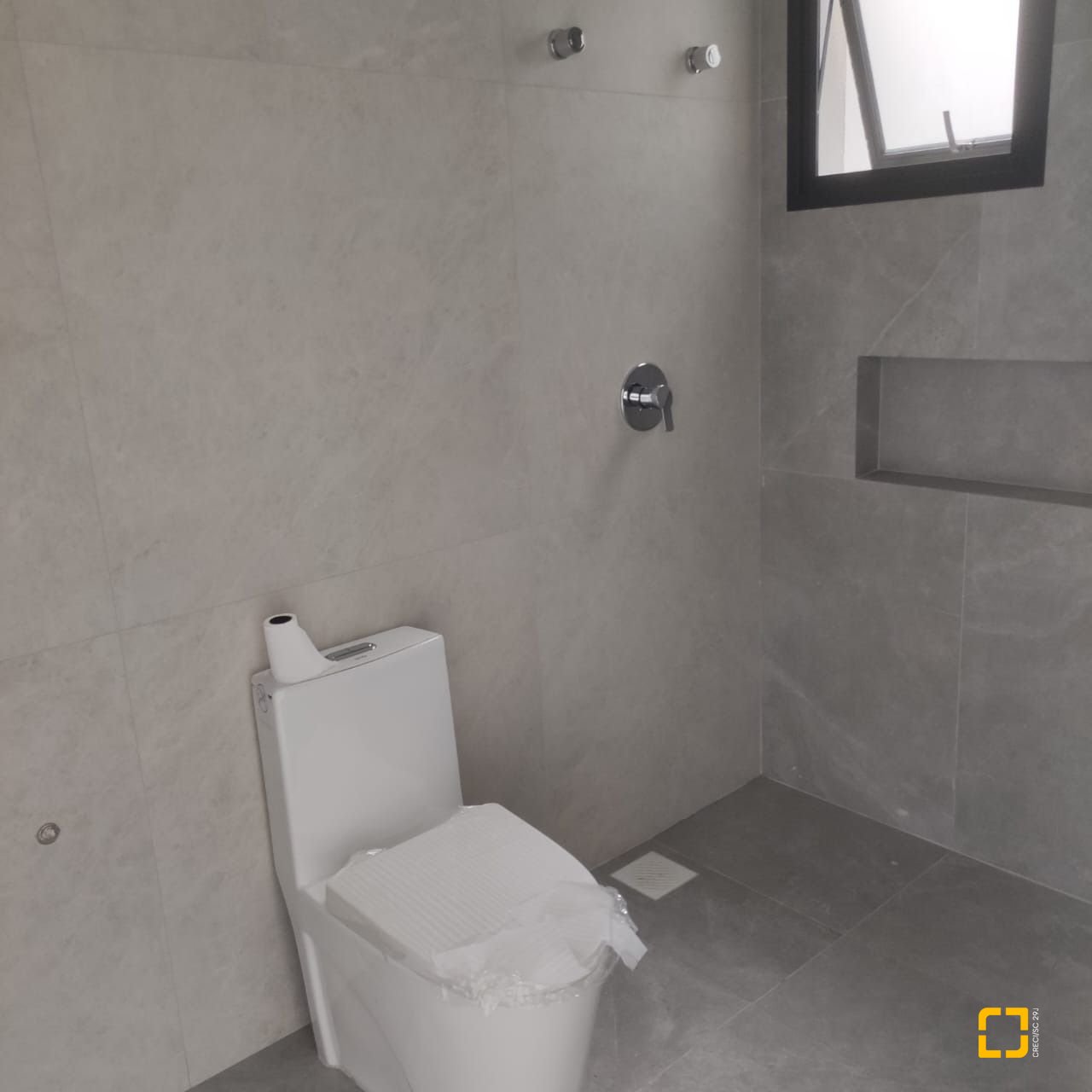 Casa com 162m², 6 quartos (sendo 3 suítes), 2 garagens, no bairro Campeche em Florianópolis