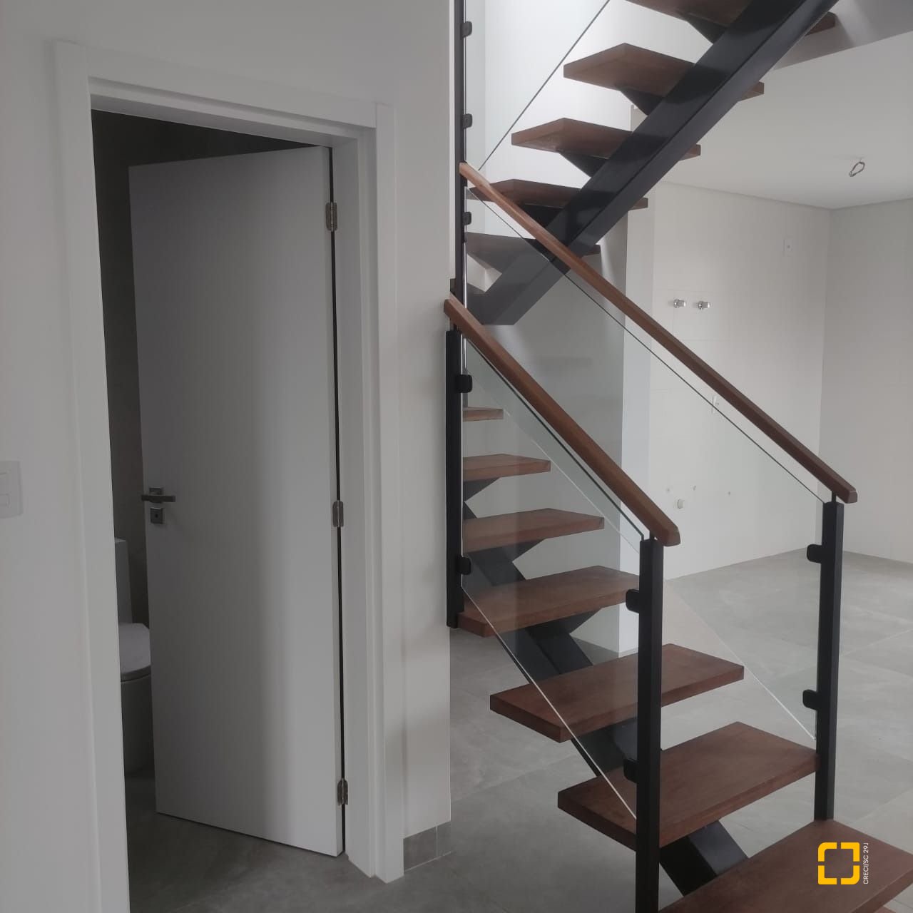 Casa com 162m², 6 quartos (sendo 3 suítes), 2 garagens, no bairro Campeche em Florianópolis