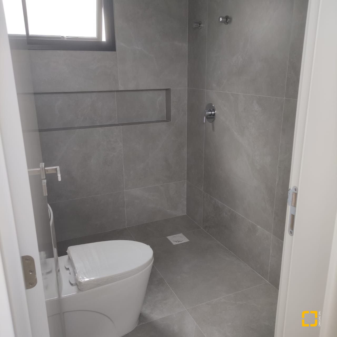 Casa com 162m², 6 quartos (sendo 3 suítes), 2 garagens, no bairro Campeche em Florianópolis