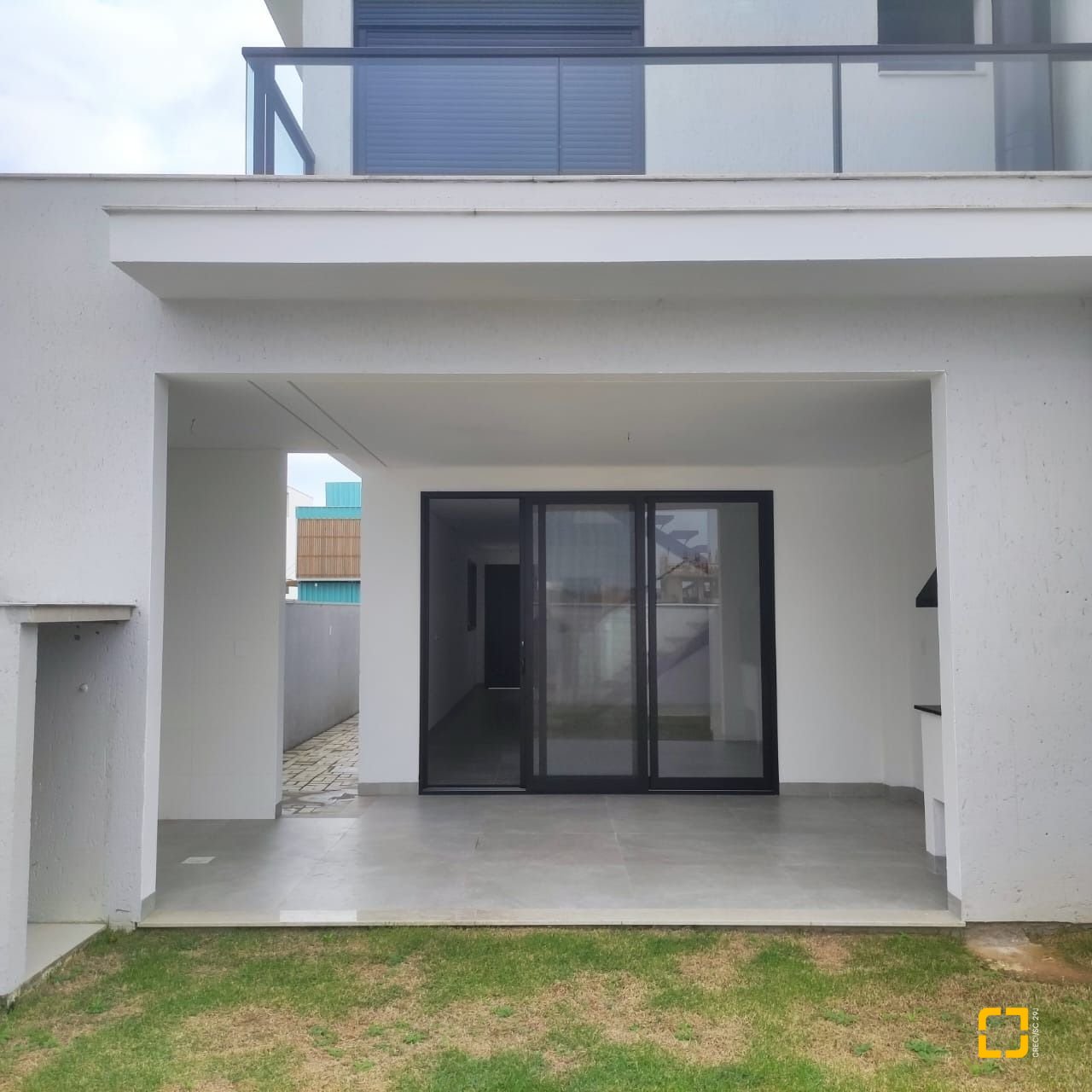 Casa com 162m², 6 quartos (sendo 3 suítes), 2 garagens, no bairro Campeche em Florianópolis
