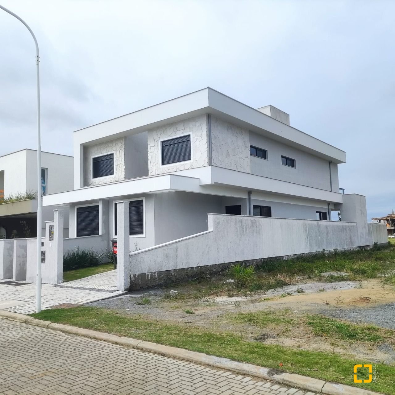 Casa com 162m², 6 quartos (sendo 3 suítes), 2 garagens, no bairro Campeche em Florianópolis
