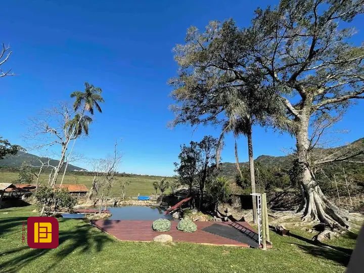Casa com 600m², 7 quartos (sendo 4 suítes), 11 garagens, no bairro Açores em Florianópolis