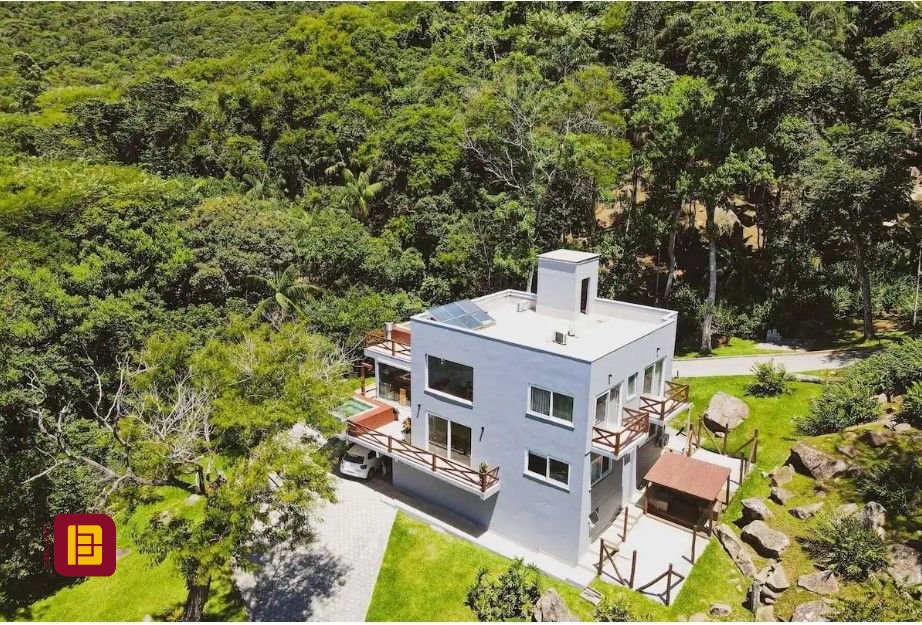 Casa com 600m², 7 quartos (sendo 4 suítes), 11 garagens, no bairro Açores em Florianópolis
