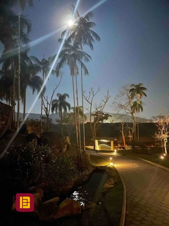 Casa com 600m², 7 quartos (sendo 4 suítes), 11 garagens, no bairro Açores em Florianópolis