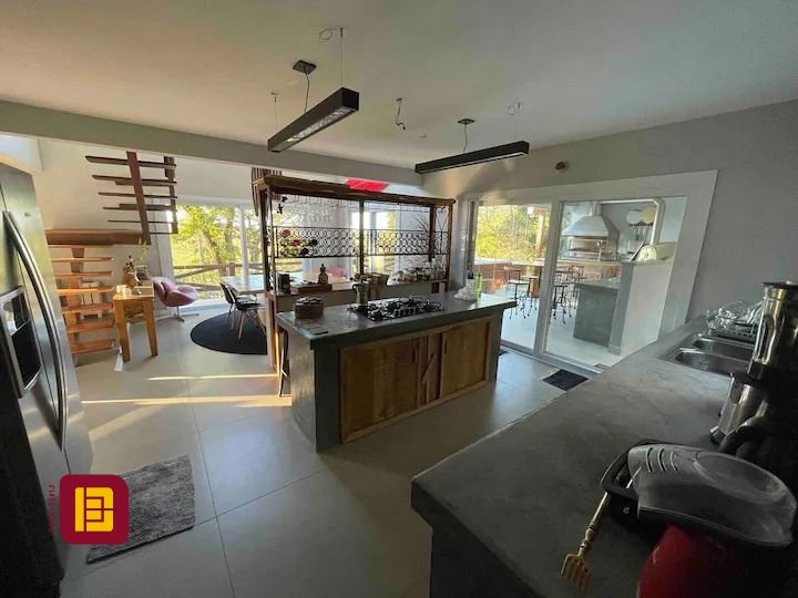 Casa com 600m², 7 quartos (sendo 4 suítes), 11 garagens, no bairro Açores em Florianópolis