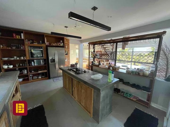 Casa com 600m², 7 quartos (sendo 4 suítes), 11 garagens, no bairro Açores em Florianópolis