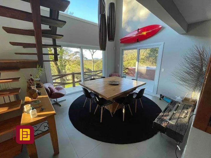 Casa com 600m², 7 quartos (sendo 4 suítes), 11 garagens, no bairro Açores em Florianópolis