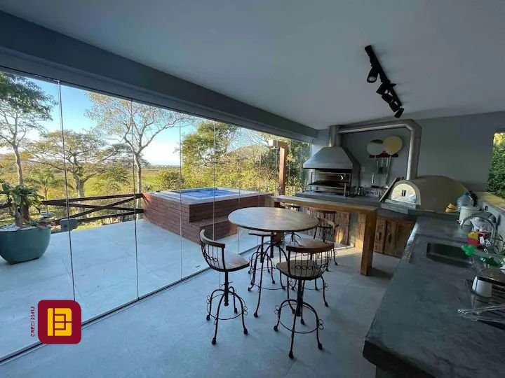 Casa com 600m², 7 quartos (sendo 4 suítes), 11 garagens, no bairro Açores em Florianópolis