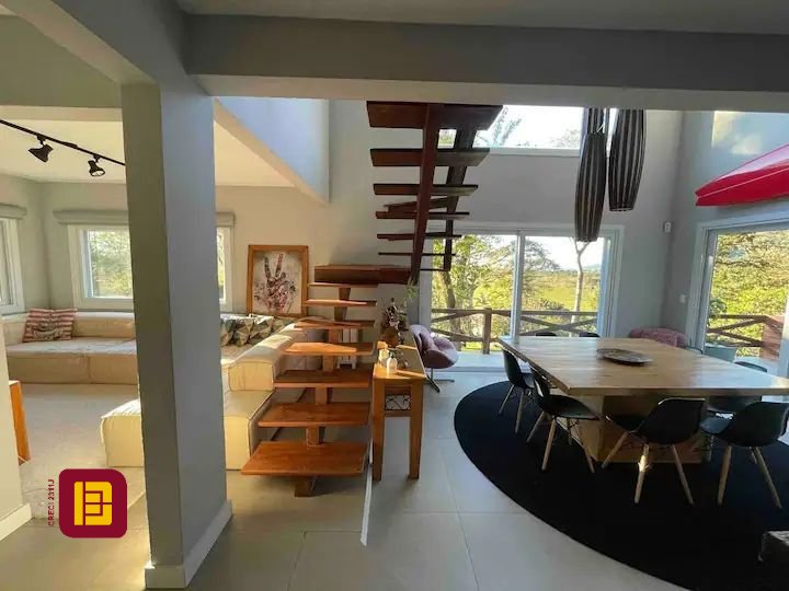 Casa com 600m², 7 quartos (sendo 4 suítes), 11 garagens, no bairro Açores em Florianópolis