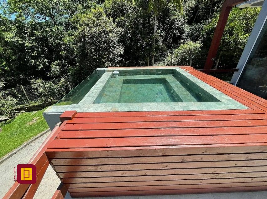 Casa com 600m², 7 quartos (sendo 4 suítes), 11 garagens, no bairro Açores em Florianópolis