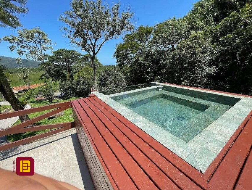 Casa com 600m², 7 quartos (sendo 4 suítes), 11 garagens, no bairro Açores em Florianópolis