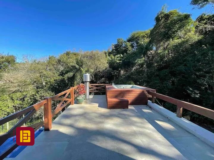 Casa com 600m², 7 quartos (sendo 4 suítes), 11 garagens, no bairro Açores em Florianópolis