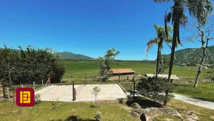 Casa com 600m², 7 quartos (sendo 4 suítes), 11 garagens, no bairro Açores em Florianópolis