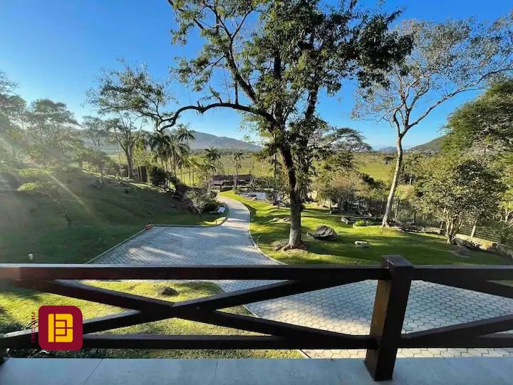 Casa com 600m², 7 quartos (sendo 4 suítes), 11 garagens, no bairro Açores em Florianópolis