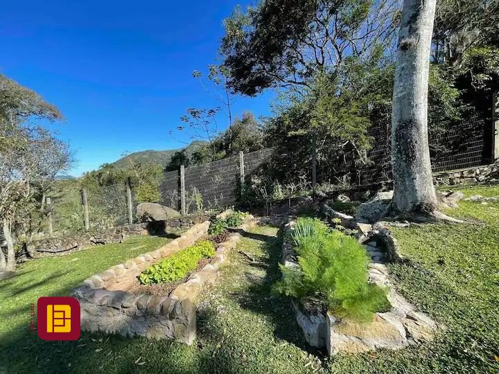 Casa com 600m², 7 quartos (sendo 4 suítes), 11 garagens, no bairro Açores em Florianópolis
