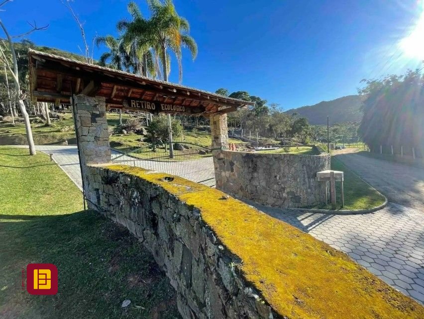 Casa com 600m², 7 quartos (sendo 4 suítes), 11 garagens, no bairro Açores em Florianópolis