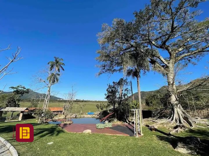 Casa com 600m², 7 quartos (sendo 4 suítes), 11 garagens, no bairro Açores em Florianópolis