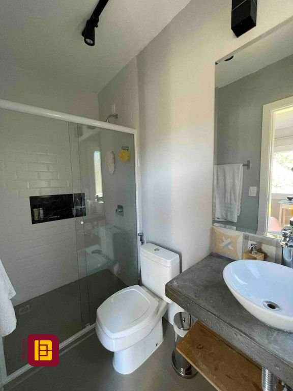 Casa com 600m², 7 quartos (sendo 4 suítes), 11 garagens, no bairro Açores em Florianópolis